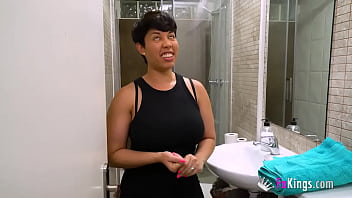 Зрелая мамка похожая на пацана тоже любит анал