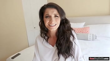 Грудастая милфа скачет на большом члене своего пасынка